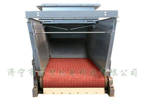 防腐蝕帶式（甲帶）給料機采用了防打滑膠帶，防止在物料輸送過程中造成撒料后果